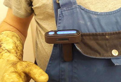 Bild: Uhr-Modul, an der Latzhose befestigt